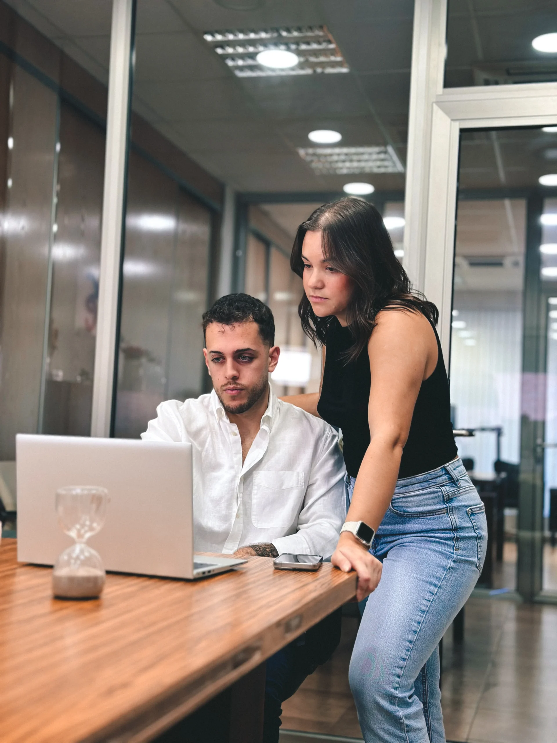 Equipo de SanCreate trabajando en la producción de contenido