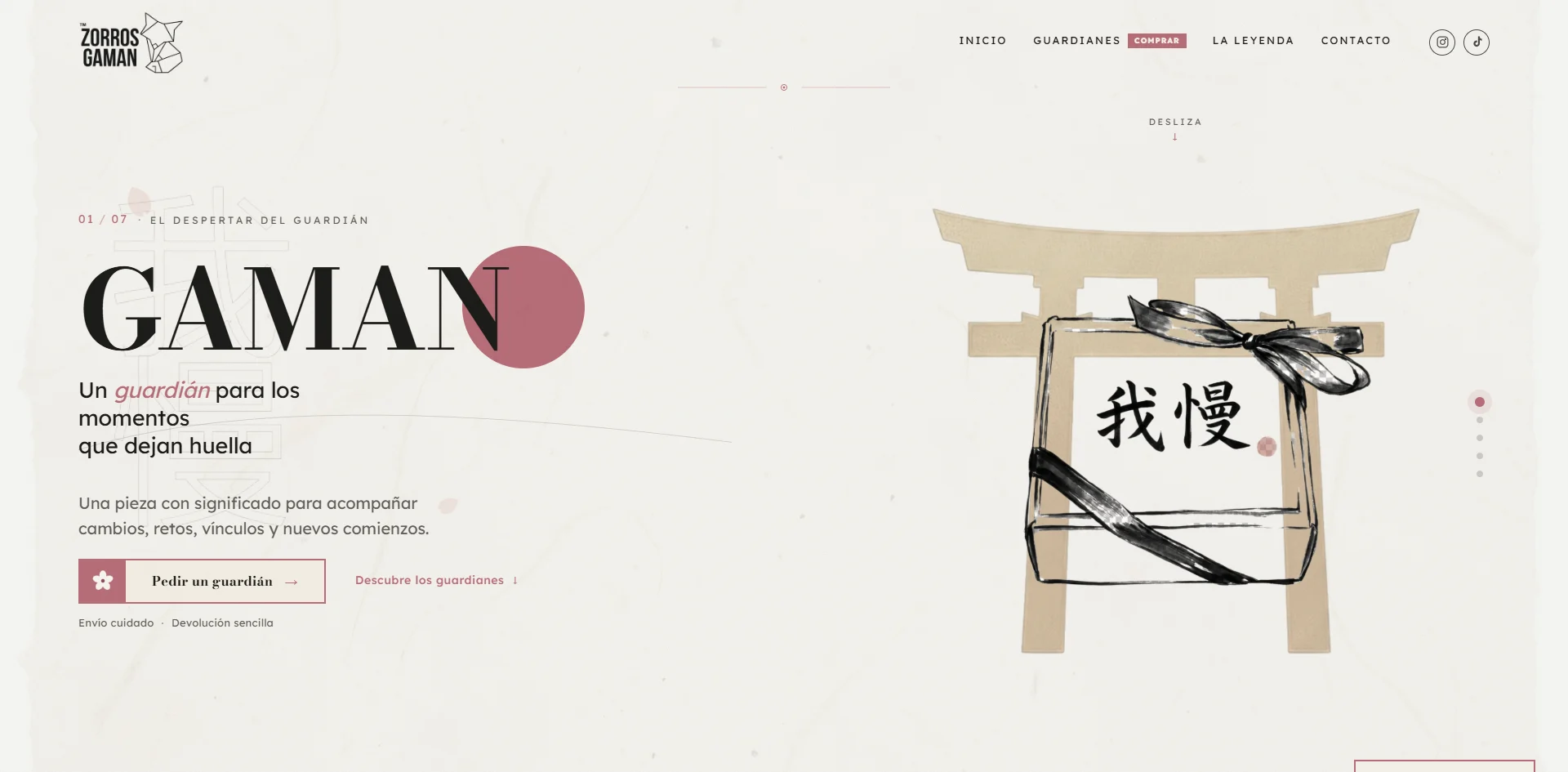 Hero de zorrosgaman.com: el titular GAMAN en serif con un círculo oro rosa detrás, y a la derecha un torii con el kanji 我慢 envuelto en un lazo de tinta