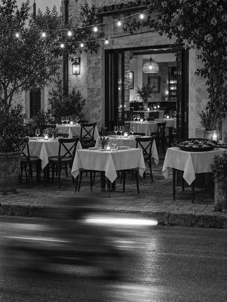 Terraza de restaurante con mesas preparadas al anochecer